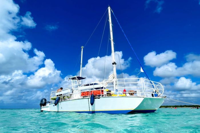 calm Caribbean water ideal for yacht rental in Cozumel