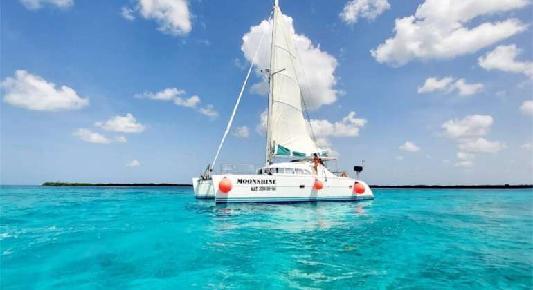 Private Sailing Tour to El Cielo – Luxury Catamaran Experience in Cozumel