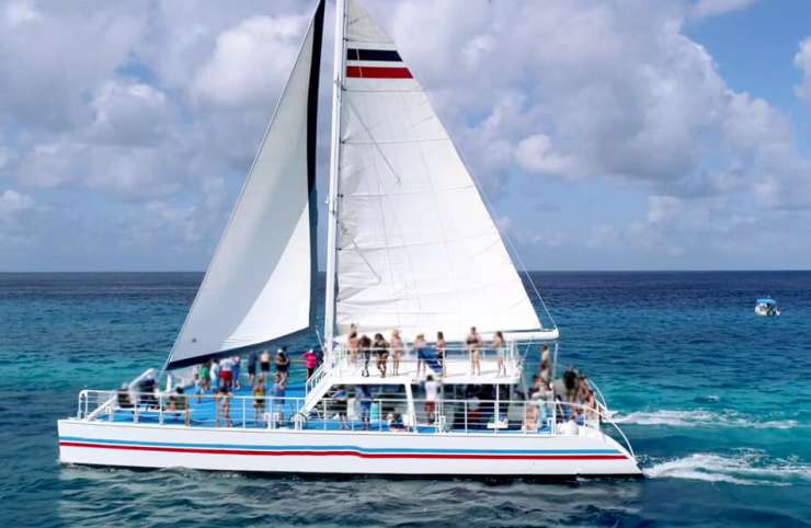 65 ft luxury catamaran Cozumel private sailing charter