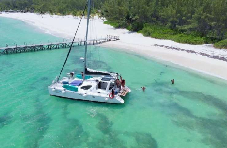 Luxury catamaran sailing tour to Isla de la Pasion in Cozumel.